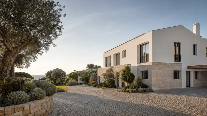 Moradia contemporânea em Cascais preparada para apresentação comercial